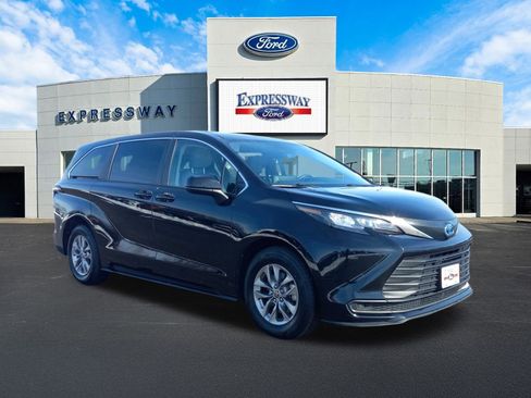 Used 2024 Toyota Sienna LE image 4