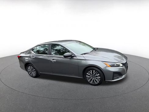 Used 2025 Nissan Altima 2.5 SV FWD image 2