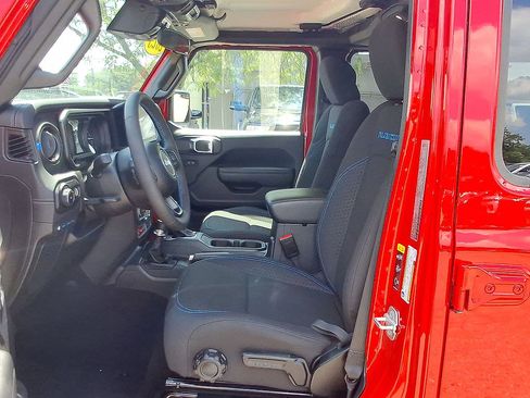 Used 2025 Jeep Wrangler Unlimited Rubicon 4xe w/ Convenience Group AWD/4WD image 17