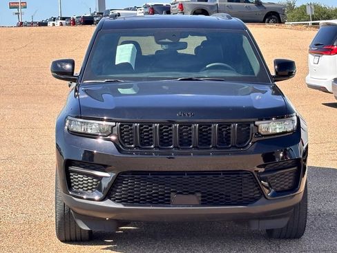 Used 2023 Jeep Grand Cherokee Altitude AWD/4WD image 3