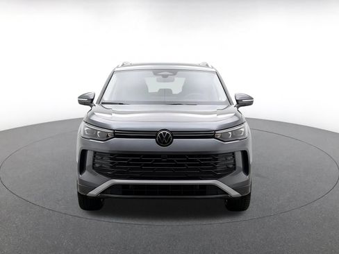 Used 2026 Volkswagen Tiguan SE AWD/4WD image 2