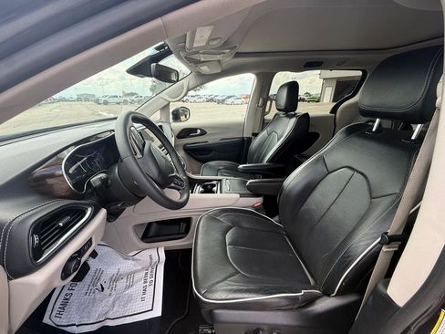 Used 2023 Chrysler Pacifica Limited FWD image 12