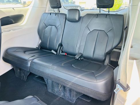 Used 2022 Chrysler Pacifica Touring-L FWD image 26