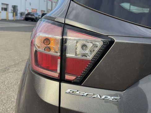 Used 2018 Ford Escape SE w/ SE Sport Appearance Package image 10