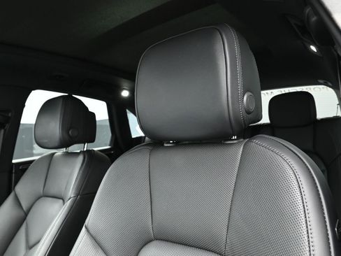 Certified 2025 Porsche Macan image 16