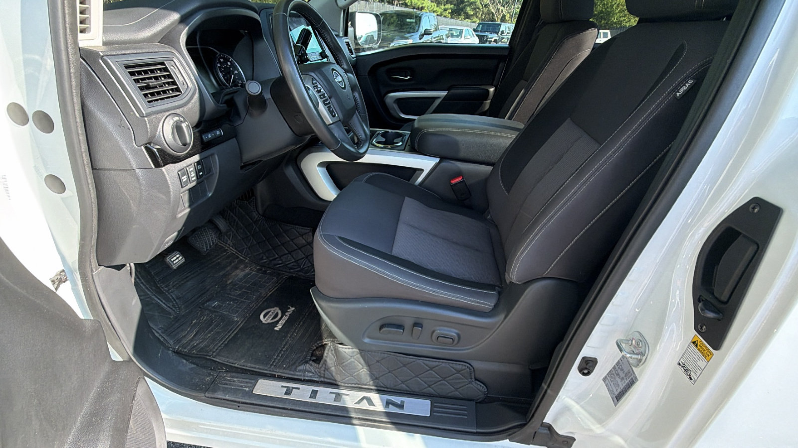 Used 2024 Nissan Titan SV AWD/4WD image 16