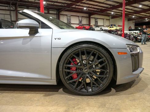 Used 2018 Audi R8 V10 w/ Carbon Exterior Package AWD/4WD image 11