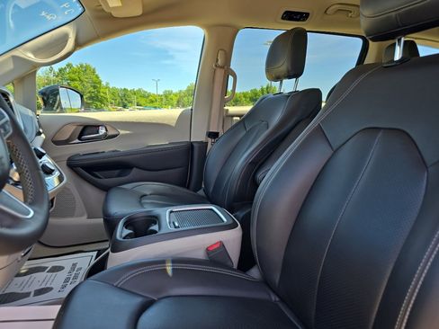 Used 2024 Chrysler Pacifica Limited FWD image 18