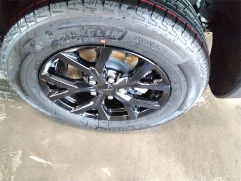 New 2025 Jeep Grand Cherokee Altitude image 17