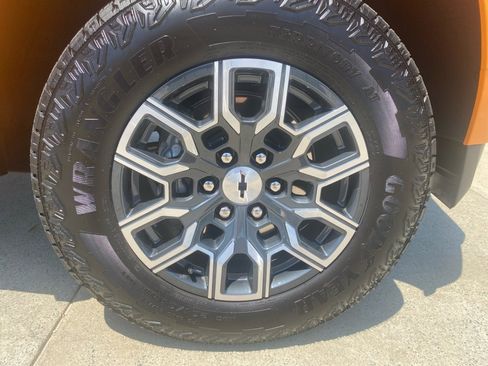 Used 2025 Chevrolet Colorado Z71 AWD/4WD image 29