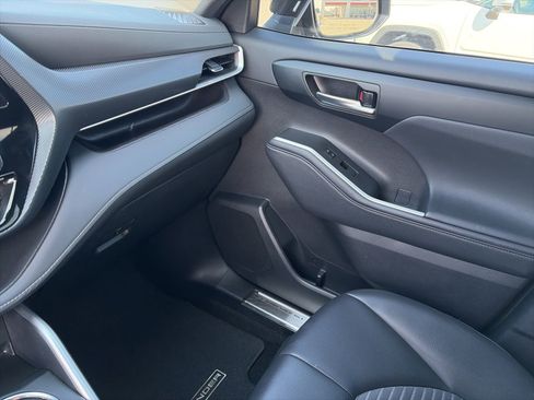 Used 2024 Toyota Highlander XSE image 13