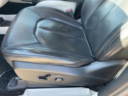 Used 2020 Chrysler Pacifica Touring-L w/ Advanced Safetytec Group image 8