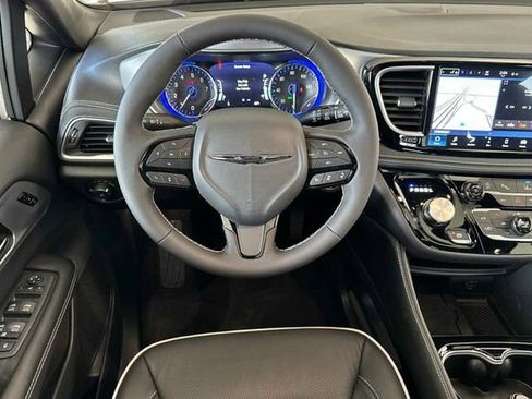New 2026 Chrysler Pacifica Limited image 11