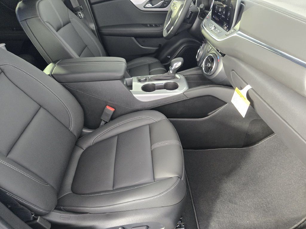 New 2026 Chevrolet Blazer LT w/ LPO, Black Grille Bar Package FWD image 18