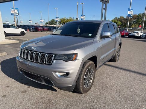 Used 2019 Jeep Grand Cherokee Limited w/ Luxury Group II image 2
