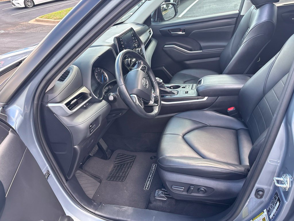 Used 2020 Toyota Highlander XLE FWD image 17