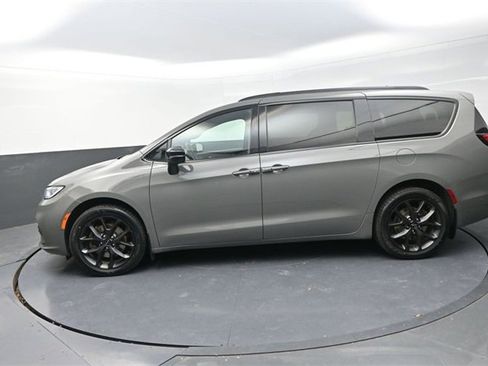 Used 2023 Chrysler Pacifica Limited w/ Uconnect Theater Family Group image 4