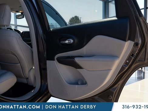 Used 2019 Jeep Cherokee Limited w/ Luxury Group FWD image 21