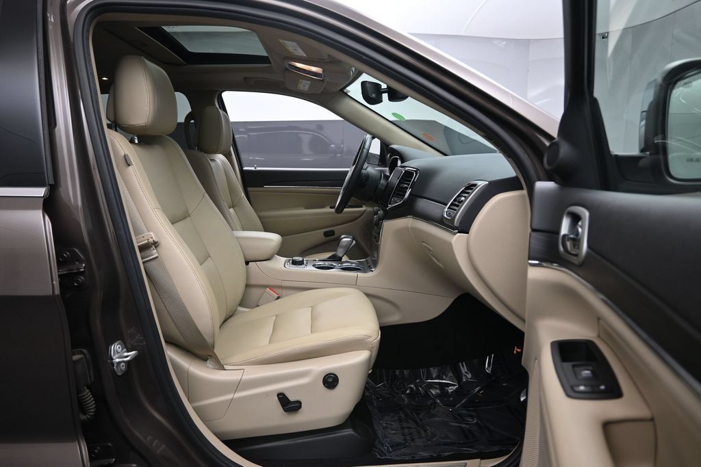 Used 2020 Jeep Grand Cherokee Limited AWD/4WD image 29