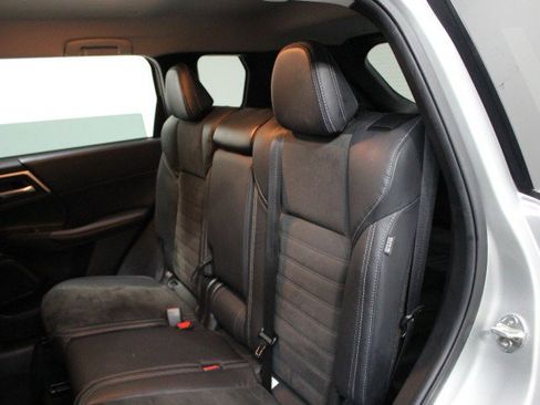 Used 2023 Mitsubishi Outlander SE image 29