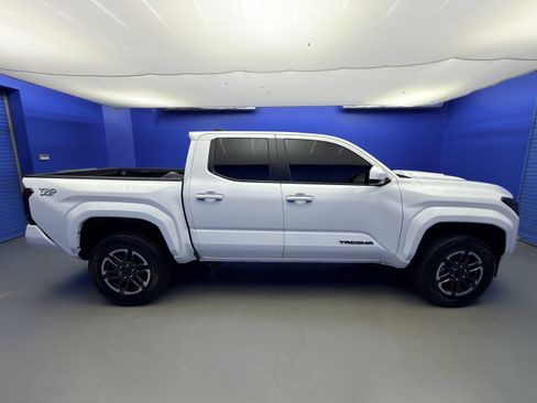 Used 2025 Toyota Tacoma TRD Sport AWD/4WD image 8