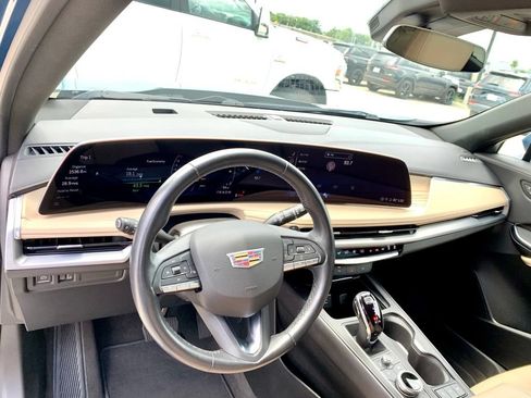 Used 2025 Cadillac XT4 Premium Luxury FWD image 14