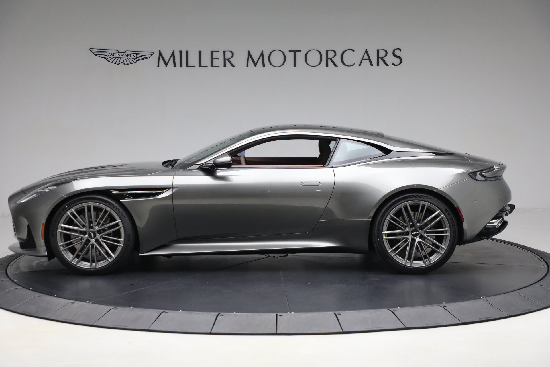 Used 2025 Aston Martin DB12 Coupe RWD image 2