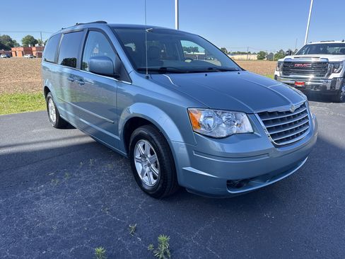 Used 2009 Chrysler Town & Country Touring FWD image 8