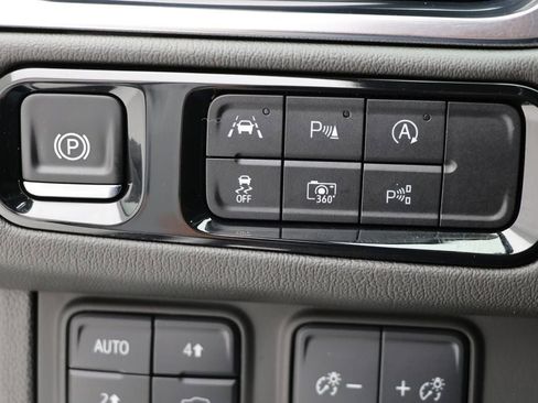 Used 2025 GMC Yukon XL Denali image 28