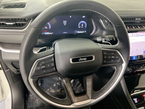 Used 2023 Jeep Grand Cherokee Limited w/ Black Appearance Package image 11