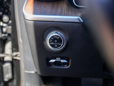 Used 2025 Mercedes-Benz C 300 Sedan image 17