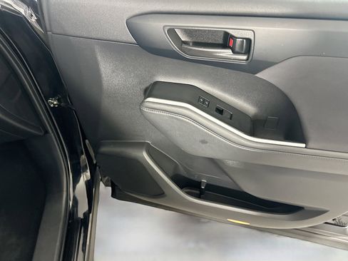 Used 2023 Toyota Highlander LE image 33