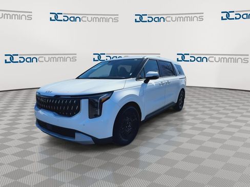 Used 2025 Kia Carnival image 4