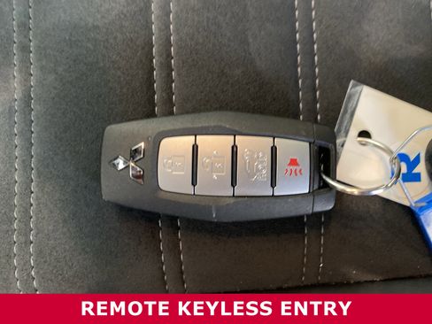 Used 2023 Mitsubishi Outlander SE image 33