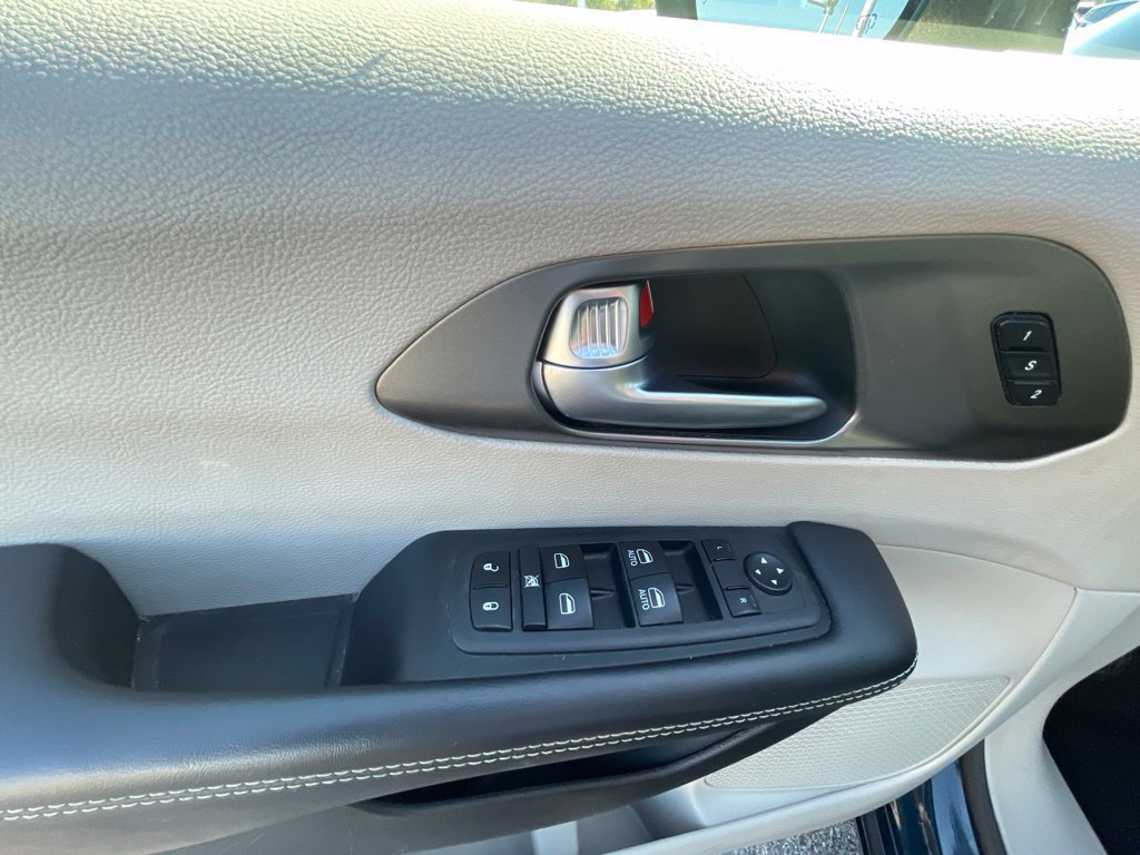 Used 2023 Chrysler Pacifica Touring-L FWD image 11