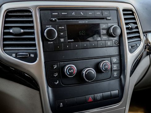 Used 2011 Jeep Grand Cherokee Laredo w/ Security & Convenience Group image 22