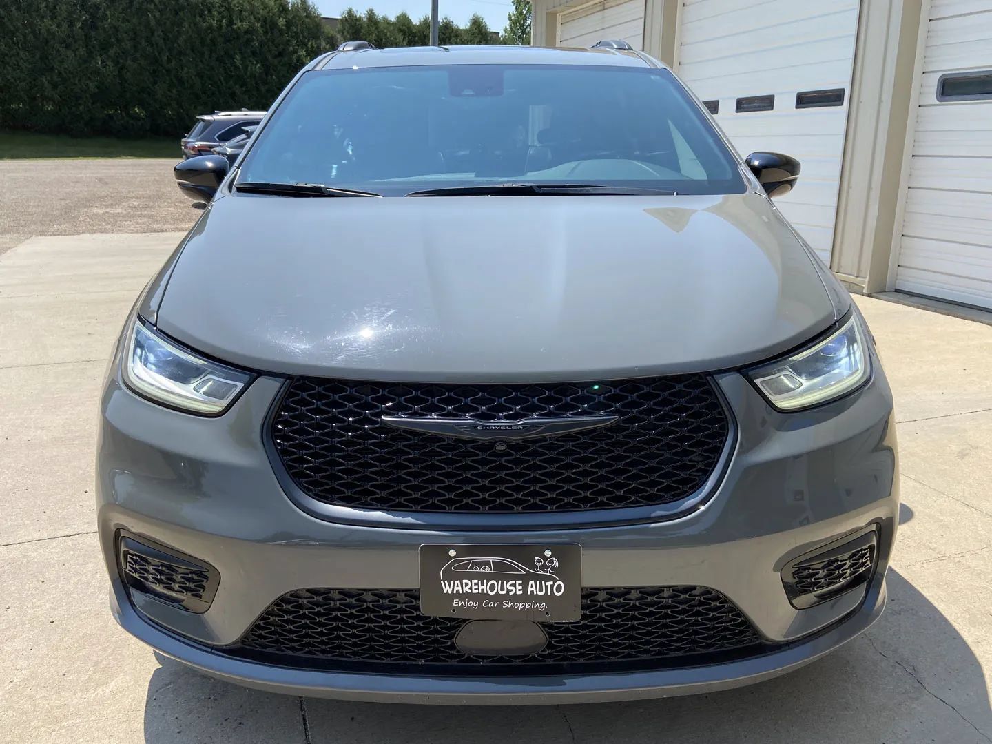 Used 2025 Chrysler Pacifica Limited FWD image 3