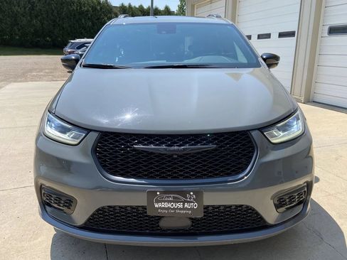 Used 2025 Chrysler Pacifica Limited FWD image 3