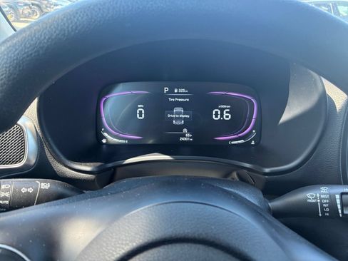 Used 2025 Kia Soul LX w/ LX Technology Package FWD image 24