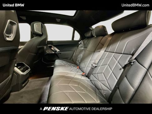 Used 2023 BMW i7 xDrive60 AWD/4WD image 13