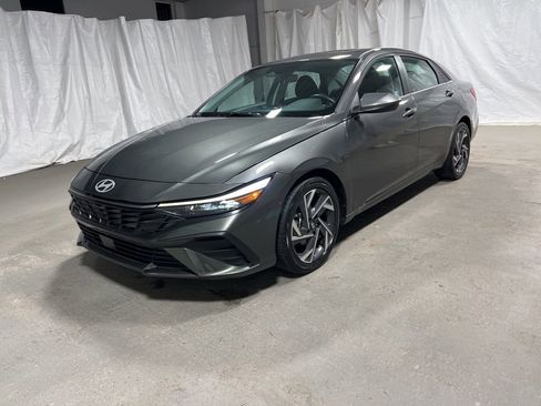 Used 2025 Hyundai Elantra SEL image 3