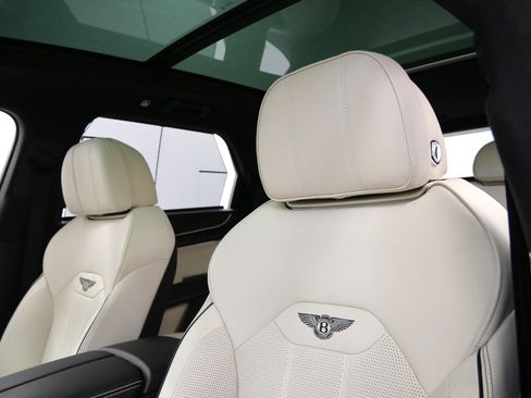 Used 2023 Bentley Bentayga AWD/4WD image 18