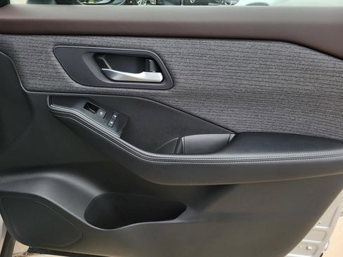 Used 2023 Nissan Rogue SV image 6