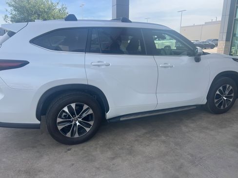 Used 2025 Toyota Highlander XLE image 11