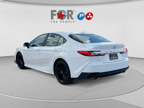Used 2025 Toyota Camry SE FWD image 3