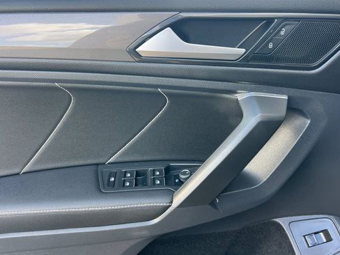 Used 2022 Volkswagen Tiguan SE w/ Panoramic Sunroof Package image 11