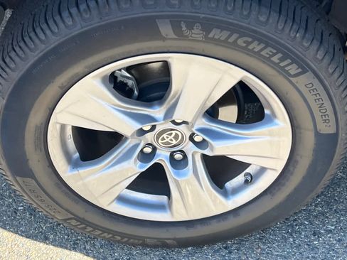 Used 2022 Toyota RAV4 LE AWD/4WD image 17
