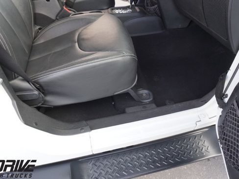 Used 2015 Jeep Wrangler Unlimited Sahara w/ Connectivity Group image 37