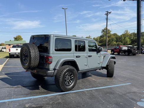 Used 2025 Jeep Wrangler Unlimited Rubicon AWD/4WD image 3