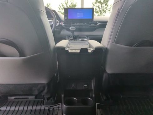Used 2025 Toyota Sienna XLE w/ XLE Plus Package FWD image 31
